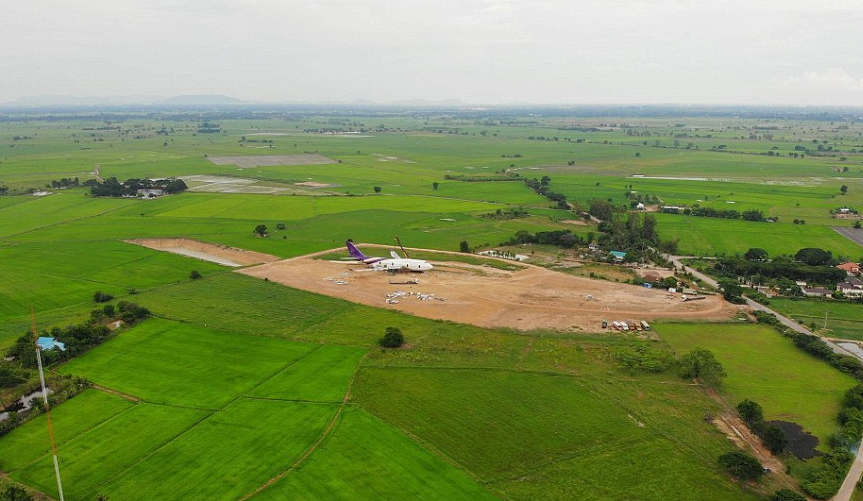 Έκπληκτοι Ταϊλανδοί αγρότες βρήκαν στις αυλές τους ένα θεόρατο Boeing 747 - Φωτογραφία 4