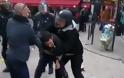 Έλληνας είναι ο διαδηλωτής που ξυλοκόπησε ο συνεργάτης του Μακρόν (ΒΙΝΤΕΟ) - Φωτογραφία 1