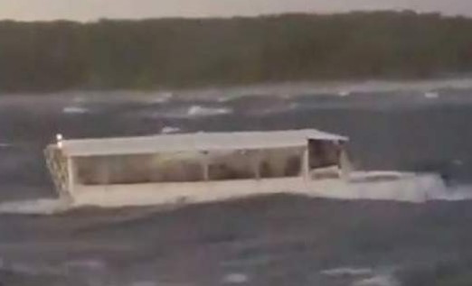 Τρομακτικό βίντεο: Η στιγμή που πλοίο με 31 επιβάτες ανατρέπεται σε λίμνη – Πέθαναν 11 άτομα - Φωτογραφία 1