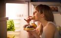 Το φαγητό αργά το βράδυ ίσως αυξάνει τον κίνδυνο καρκίνου