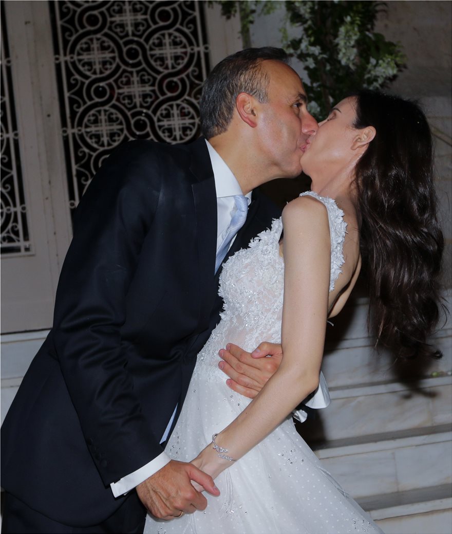 Γάμος αλά... Μουντιάλ με γιγαντοοθόνες για τον δήμαρχο Γλυφάδας - Φωτογραφία 4