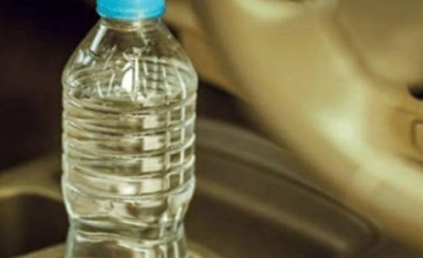 Γιατί απαγορεύεται να αφήνουμε γεμάτα με νερό τα πλαστικά μπουκάλια μέσα στο ΙΧ [video] - Φωτογραφία 1