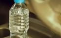 Γιατί απαγορεύεται να αφήνουμε γεμάτα με νερό τα πλαστικά μπουκάλια μέσα στο ΙΧ [video]