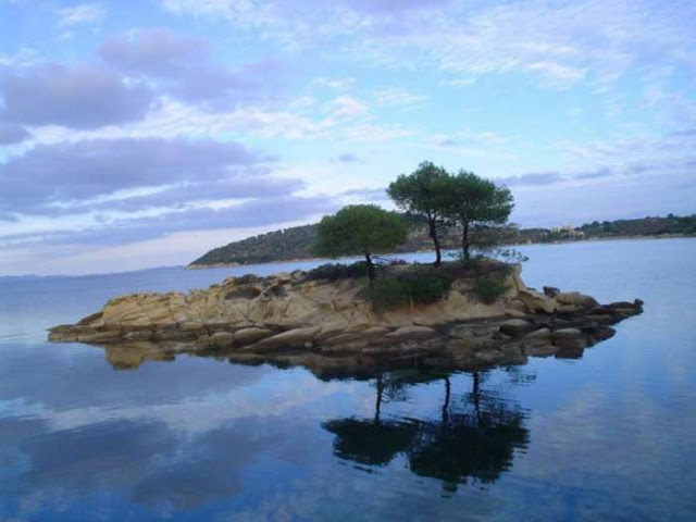 Μπάνιο κάθε μέρα: Το άγνωστο ελληνικό νησί που έχει όλο το χρόνο ζεστά νερά και καθόλου κύμα [photos] - Φωτογραφία 2