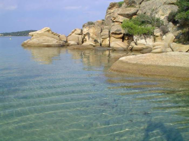 Μπάνιο κάθε μέρα: Το άγνωστο ελληνικό νησί που έχει όλο το χρόνο ζεστά νερά και καθόλου κύμα [photos] - Φωτογραφία 4