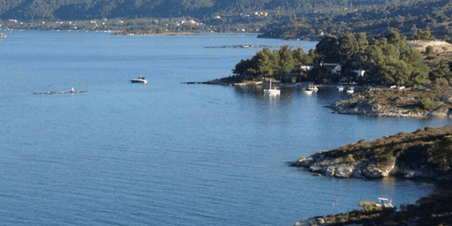 Μπάνιο κάθε μέρα: Το άγνωστο ελληνικό νησί που έχει όλο το χρόνο ζεστά νερά και καθόλου κύμα [photos] - Φωτογραφία 7