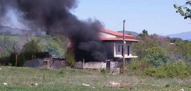 Πυροσβέστης έσωσε 15χρονο από φλεγόμενο σπίτι στο Στρογγυλοβούνι Aιτωλοακαρνανίας - Φωτογραφία 1