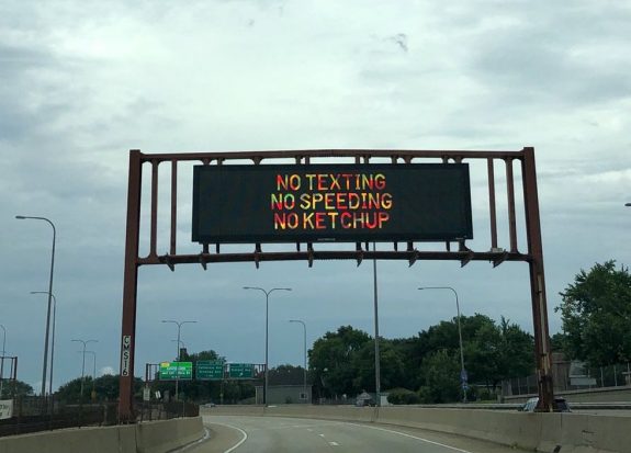 Η πιο αστεία πινακίδα σε αυτοκινητόδρομο βρίσκεται στο Σικάγο - Φωτογραφία 1