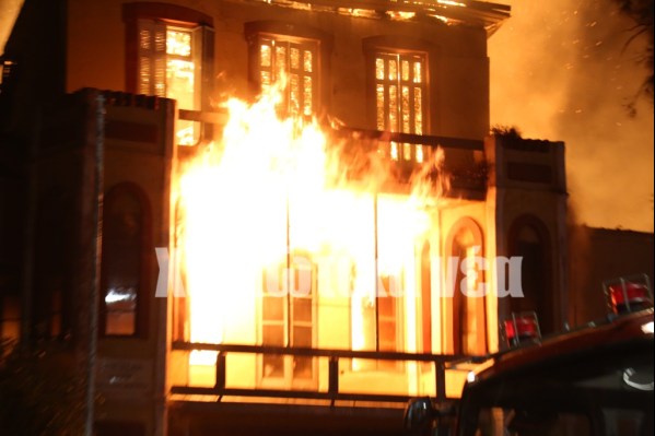 Κάηκε το Πολεμικό Μουσείο στα Χανιά - Φωτογραφία 1
