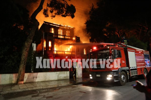 Κάηκε το Πολεμικό Μουσείο στα Χανιά - Φωτογραφία 2