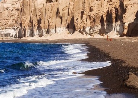 Παραλία της Σαντορίνης θυμίζει έρημο - Φωτογραφία 1