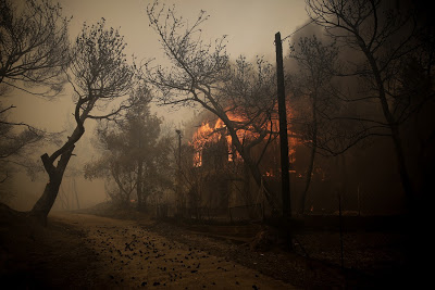 Μαζική εκκένωση στην Κινέτα εξαιτίας της φωτιάς – Εκτροπή κυκλοφορίας στην Εθνική - Φωτογραφία 1