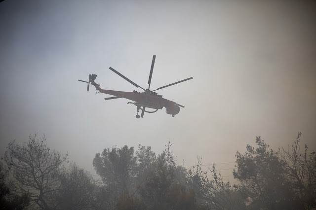 Μαζική εκκένωση στην Κινέτα εξαιτίας της φωτιάς – Εκτροπή κυκλοφορίας στην Εθνική - Φωτογραφία 2