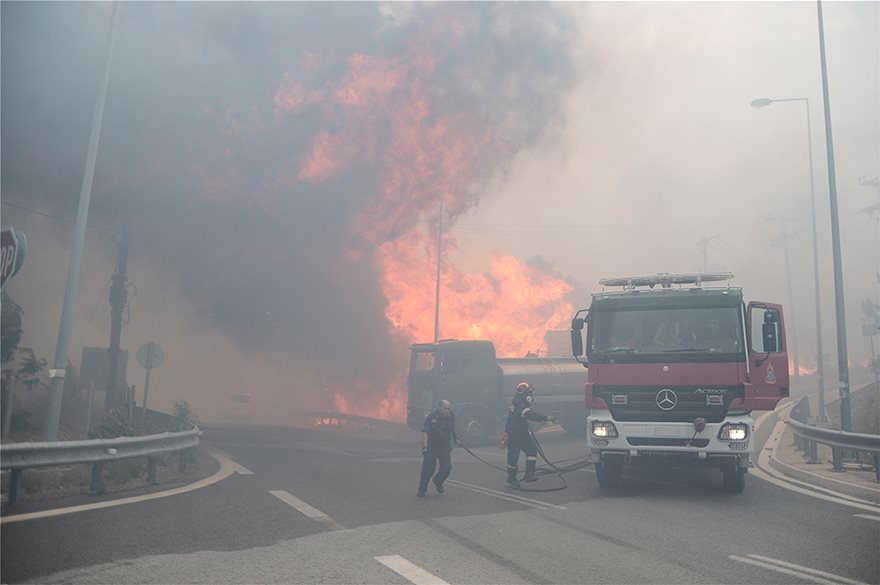 Μάχη με τις φλόγες στην Κινέτα: Η φωτιά έφτασε στην Εθνική οδό - Κάηκαν σπίτια - Φωτογραφία 6