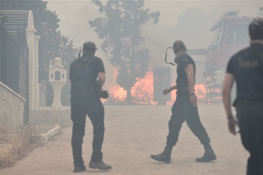 Μάχη με τις φλόγες στην Κινέτα: Η φωτιά έφτασε στην Εθνική οδό - Κάηκαν σπίτια - Φωτογραφία 8
