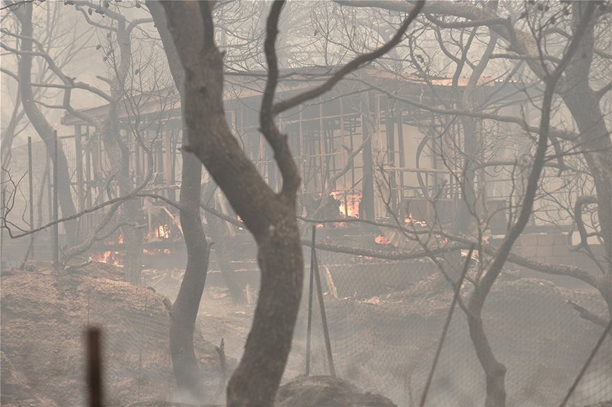 Μάχη με τις φλόγες στην Κινέτα: Η φωτιά έφτασε στην Εθνική οδό - Κάηκαν σπίτια - Φωτογραφία 9