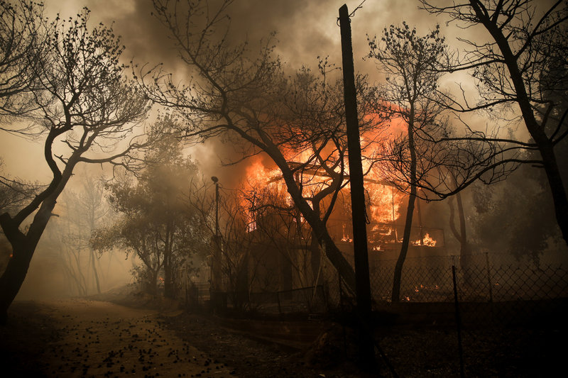 Μεγάλη φωτιά στην Κινέτα -Εκκενώθηκαν τρεις οικισμοί, καίγονται σπίτια - Φωτογραφία 1