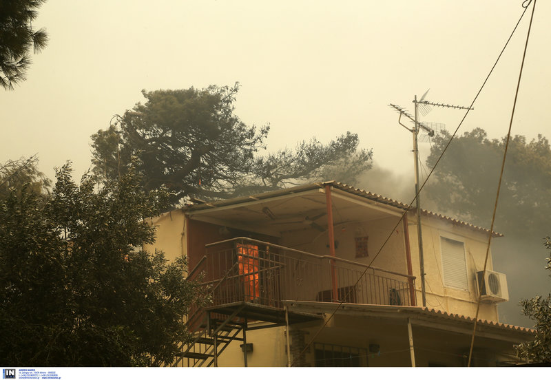 Μεγάλη φωτιά στην Κινέτα -Εκκενώθηκαν τρεις οικισμοί, καίγονται σπίτια - Φωτογραφία 10