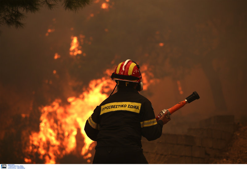 Μεγάλη φωτιά στην Κινέτα -Εκκενώθηκαν τρεις οικισμοί, καίγονται σπίτια - Φωτογραφία 13