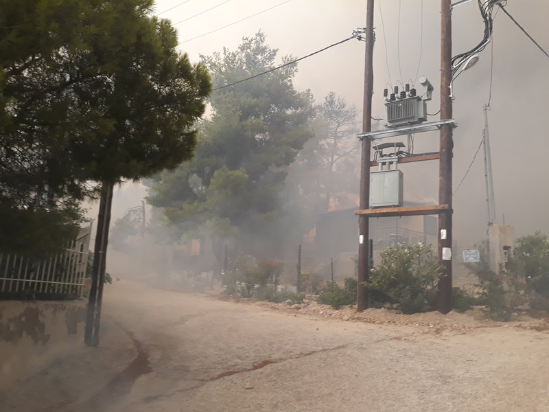 Μεγάλη φωτιά στην Κινέτα -Εκκενώθηκαν τρεις οικισμοί, καίγονται σπίτια - Φωτογραφία 15