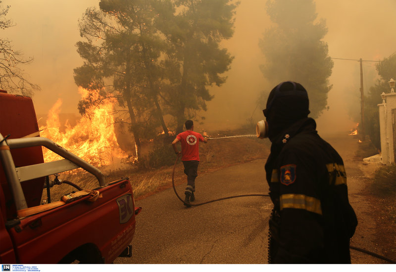 Μεγάλη φωτιά στην Κινέτα -Εκκενώθηκαν τρεις οικισμοί, καίγονται σπίτια - Φωτογραφία 5