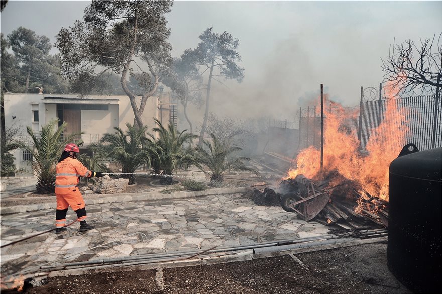 Πύρινη κόλαση στην Κινέτα: Κάηκαν σπίτια, εκκενώθηκαν οικισμοί - Φωτογραφία 24