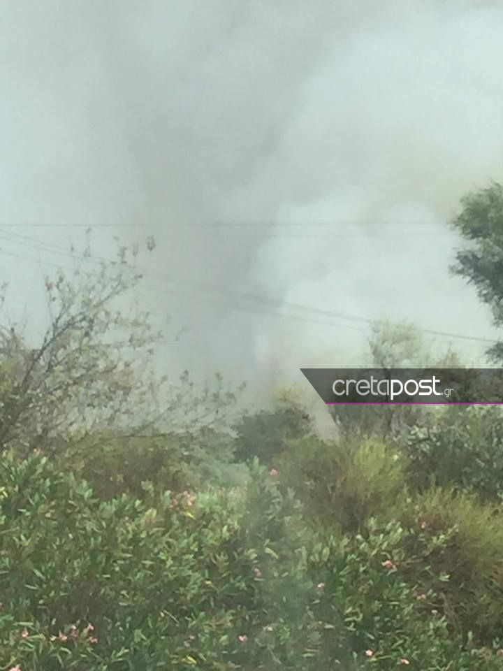 Κρήτη: Μάχη με τις φλόγες και τους ανέμους δίνουν οι πυροσβέστες στα Χανιά - Φωτογραφία 2