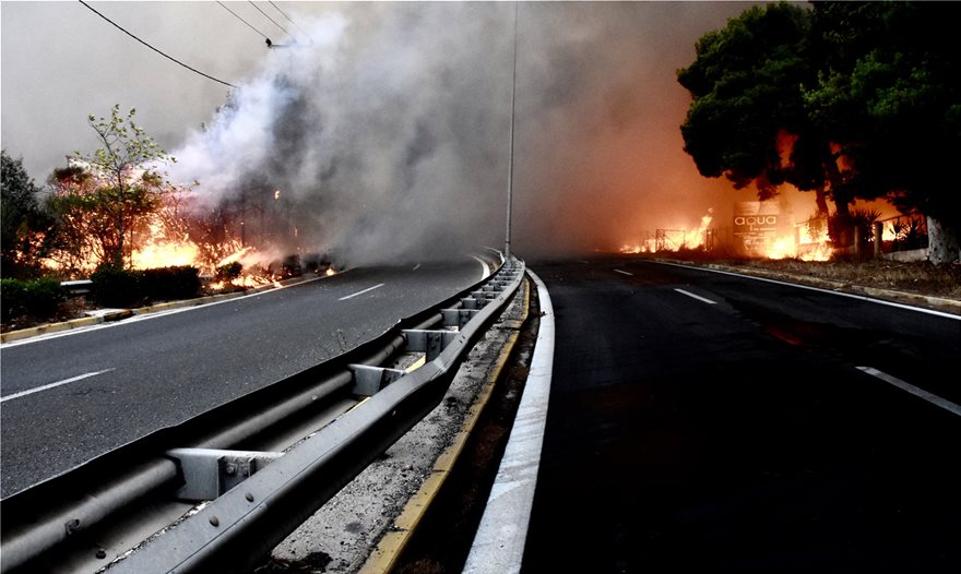 Πύρινη κόλαση στο Μάτι: Δεκάδες σπίτια και αυτοκίνητα καμμένα - Φωτογραφία 7