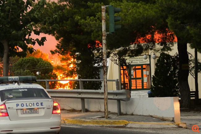 Σε κατάσταση έκτακτης ανάγκης η Αττική – ανεξέλεγκτη η πυρκαγιά στο Μάτι - Φωτογραφία 3