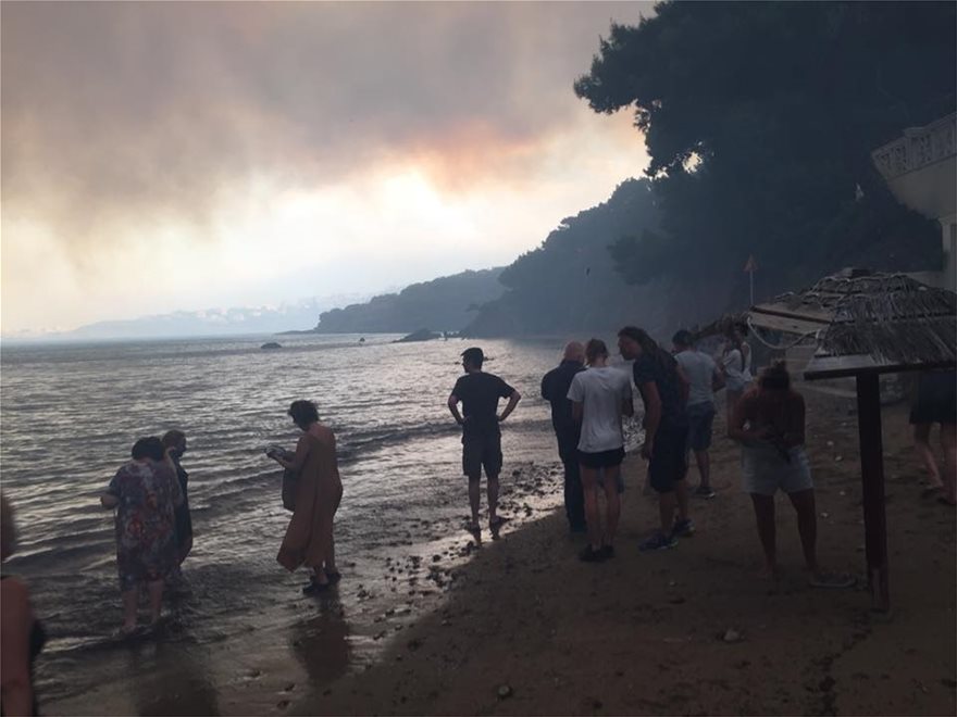 Συγκλονιστικές φωτογραφίες από το Μάτι: Καταφύγιο στην παραλία για εκατοντάδες τρομοκρατημένους πολίτες - Φωτογραφία 10