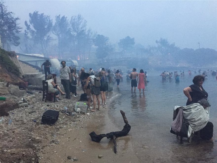 Συγκλονιστικές φωτογραφίες από το Μάτι: Καταφύγιο στην παραλία για εκατοντάδες τρομοκρατημένους πολίτες - Φωτογραφία 7