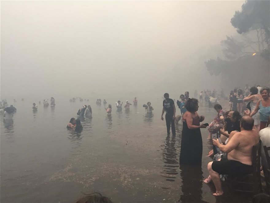 Συγκλονιστικές φωτογραφίες από το Μάτι: Καταφύγιο στην παραλία για εκατοντάδες τρομοκρατημένους πολίτες - Φωτογραφία 8