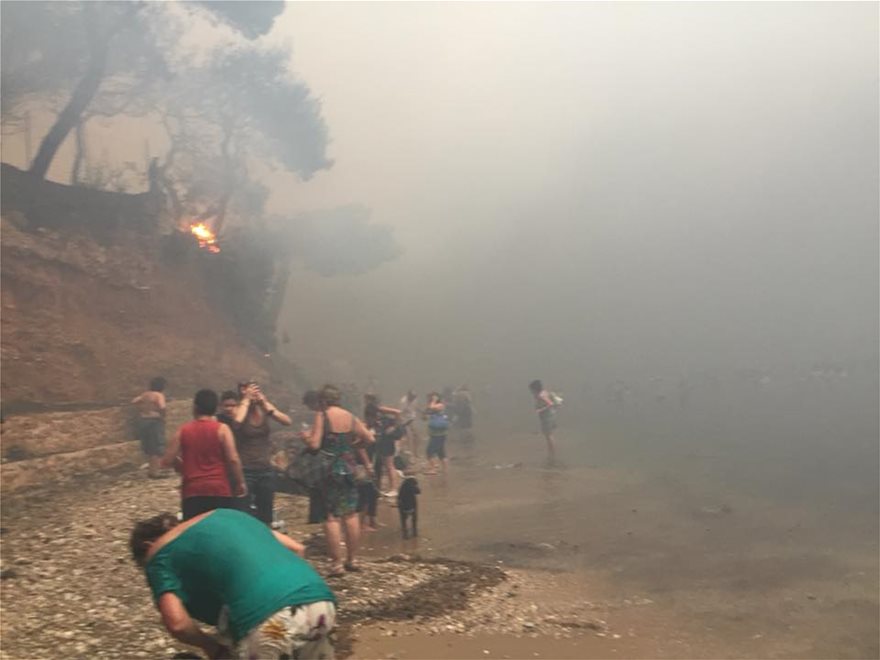 Συγκλονιστικές φωτογραφίες από το Μάτι: Καταφύγιο στην παραλία για εκατοντάδες τρομοκρατημένους πολίτες - Φωτογραφία 9