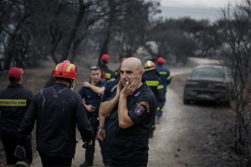 Φωτογραφίες από τη μεγάλη φωτιά της Αττικής: Η απόγνωση των πυροσβεστών μπροστά στις εικόνες φρίκης - Φωτογραφία 2