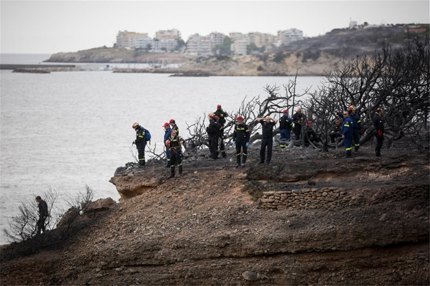 Φωτογραφίες από τη μεγάλη φωτιά της Αττικής: Η απόγνωση των πυροσβεστών μπροστά στις εικόνες φρίκης - Φωτογραφία 3