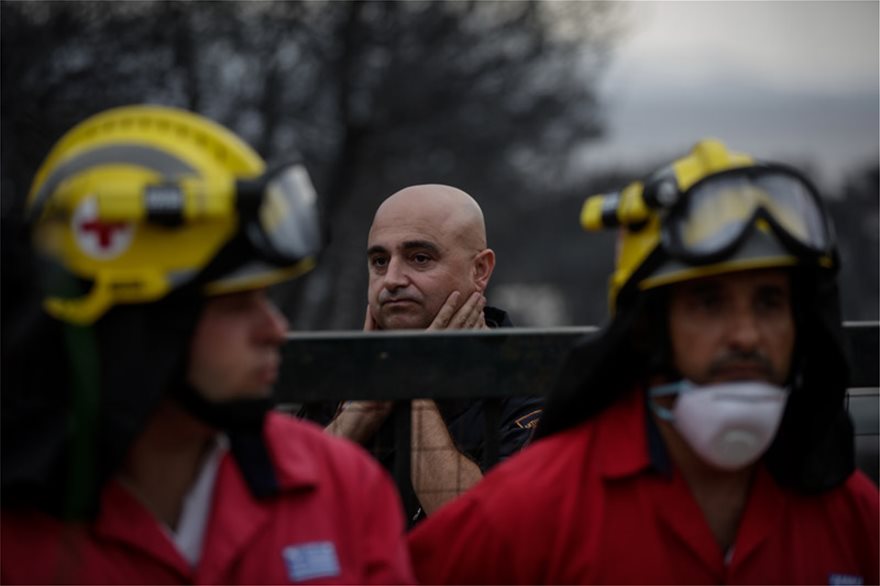 Φωτογραφίες από τη μεγάλη φωτιά της Αττικής: Η απόγνωση των πυροσβεστών μπροστά στις εικόνες φρίκης - Φωτογραφία 4