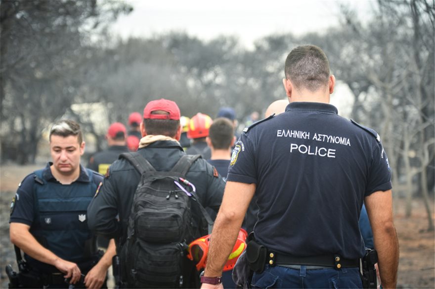 Φωτογραφίες από τη μεγάλη φωτιά της Αττικής: Η απόγνωση των πυροσβεστών μπροστά στις εικόνες φρίκης - Φωτογραφία 5