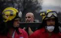 Φωτογραφίες από τη μεγάλη φωτιά της Αττικής: Η απόγνωση των πυροσβεστών μπροστά στις εικόνες φρίκης - Φωτογραφία 4