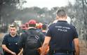 Φωτογραφίες από τη μεγάλη φωτιά της Αττικής: Η απόγνωση των πυροσβεστών μπροστά στις εικόνες φρίκης - Φωτογραφία 5