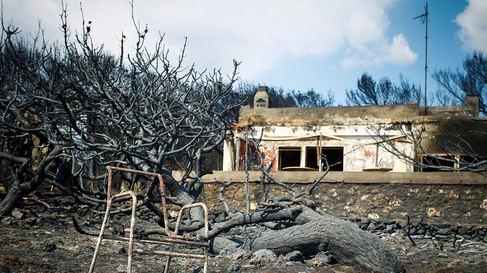 Φωτιά στην Αττική: «Κόκκινα» χαρακτηρίστηκαν 211 σπίτια, 3 εταιρείες και 8 αποθήκες - Φωτογραφία 1