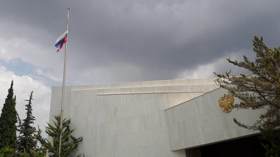 Μεσίστιες οι σημαίες της πρεσβείας της Ρωσίας στην Ελλάδα - Φωτογραφία 1