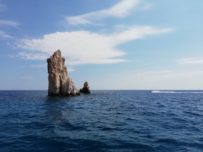 Η αμόλυντη Πολύαιγος: Στο μεγαλύτερο ακατοίκητο νησί του Αιγαίου με τις φυσικές πισίνες - Φωτογραφία 17