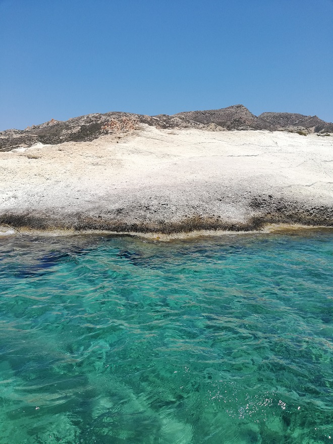 Η αμόλυντη Πολύαιγος: Στο μεγαλύτερο ακατοίκητο νησί του Αιγαίου με τις φυσικές πισίνες - Φωτογραφία 19
