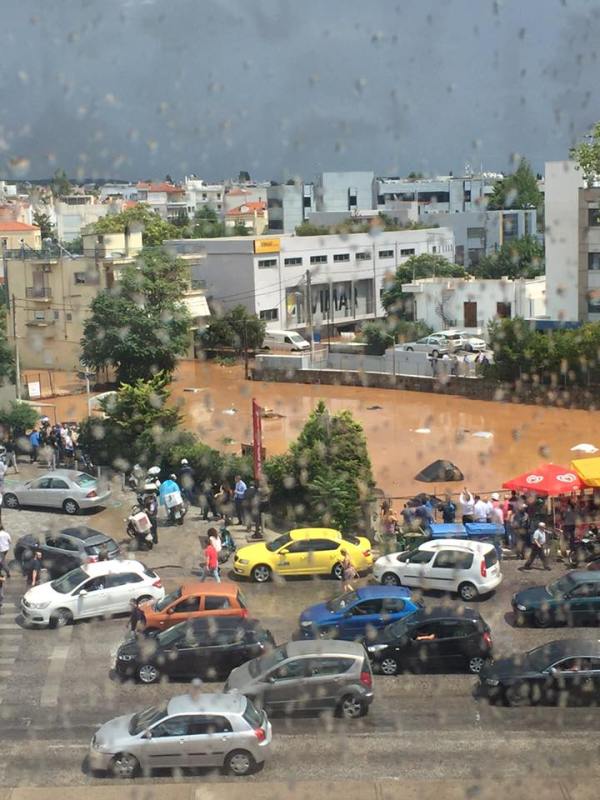 Βούλιαξαν τα Βόρεια προάστια από την καταιγίδα - Τα αυτοκίνητα επέπλεαν στην Κηφισίας Video - Φωτογραφία 3