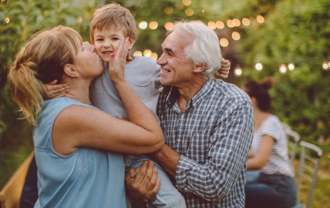 Καλοκαίρι με τη γιαγιά: Τέσσερις τρόποι να γίνουν οι διακοπές με τους παππούδες… παιχνιδάκι - Φωτογραφία 1