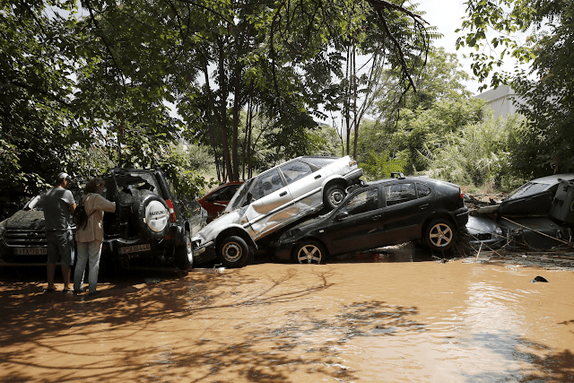 «Βούλιαξαν» αυτοκίνητα στο Μαρούσι από την καταιγίδα! (ΦΩΤΟ) - Φωτογραφία 7