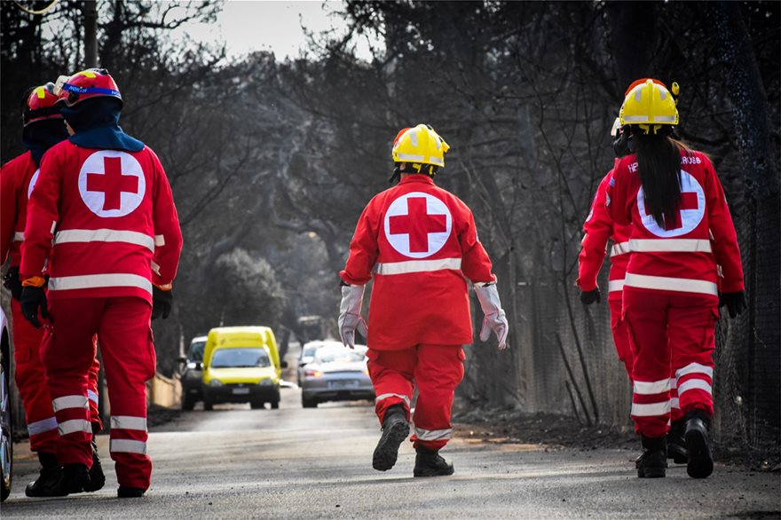 Φωτογραφίες: Στάχτες και αποκαΐδια... Οδοιπορικό στον τόπο της τραγωδίας λίγο πριν πέσει το σκοτάδι - Φωτογραφία 10