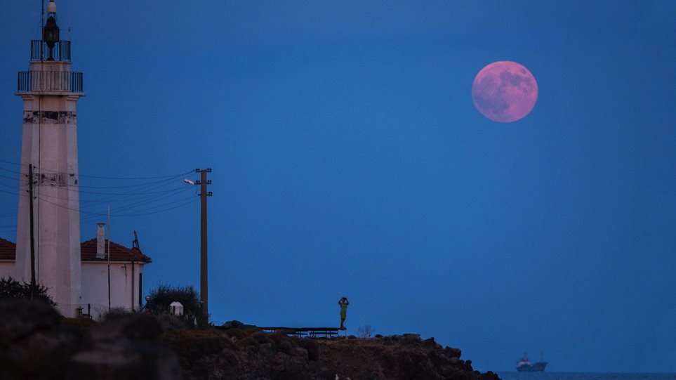 «Ματωμένο φεγγάρι»: Η μεγαλύτερη ολική έκλειψη σελήνης του 21ου αιώνα καθηλώνει τον πλανήτη - Φωτογραφία 1