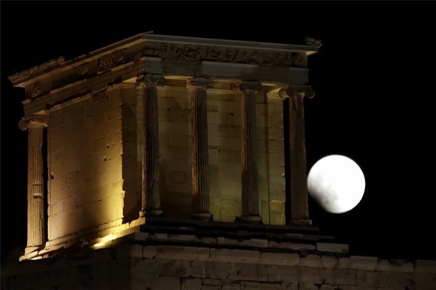 «Ματωμένο φεγγάρι»: Η μεγαλύτερη ολική έκλειψη σελήνης του 21ου αιώνα καθηλώνει τον πλανήτη - Φωτογραφία 10