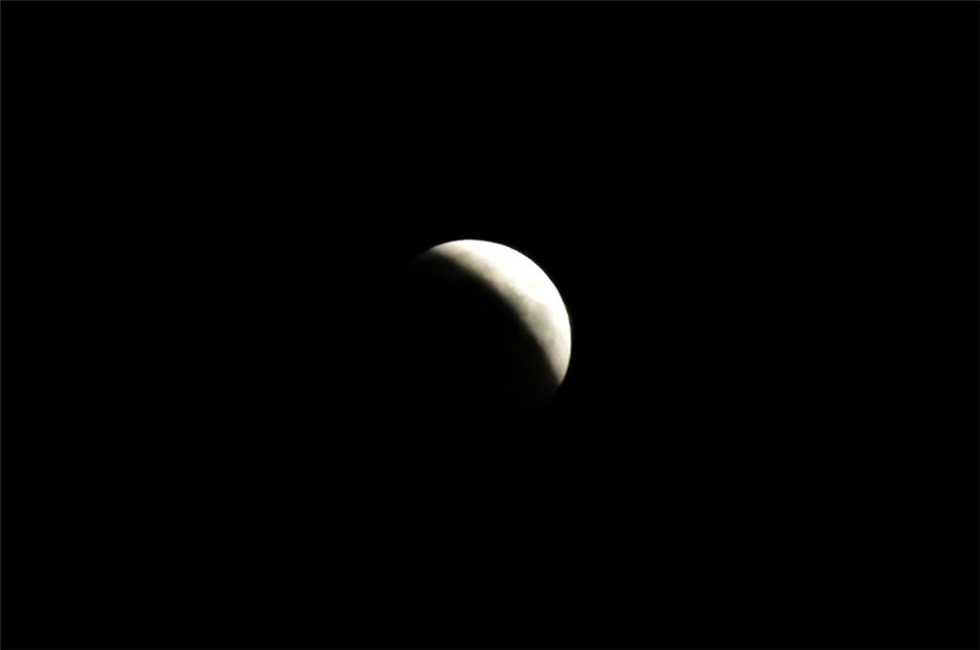 «Ματωμένο φεγγάρι»: Η μεγαλύτερη ολική έκλειψη σελήνης του 21ου αιώνα καθηλώνει τον πλανήτη - Φωτογραφία 11